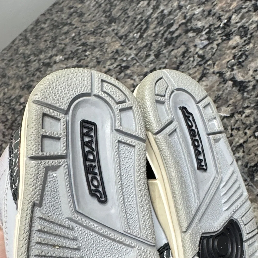 Jordan toddler Gray and Black Sneakers EUC 4 - Picture 5 of 10